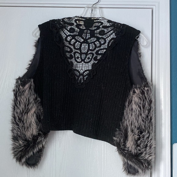 Daytrip black and gray faux fur vest size Medium - Picture 5 of 5